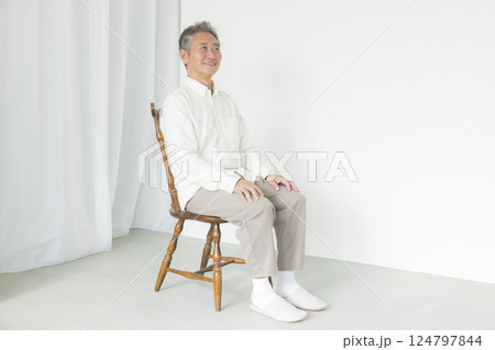 椅子に座るシニア男性 124797844