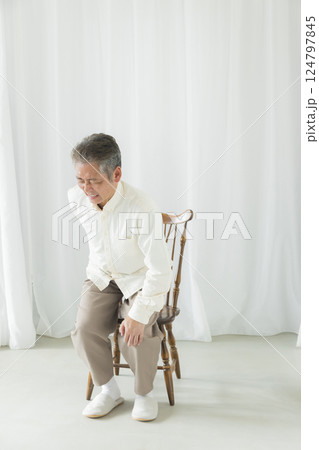 椅子に座るシニア男性 124797845