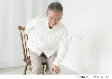 椅子に座るシニア男性 椅子に座るシニア男性 124797848
