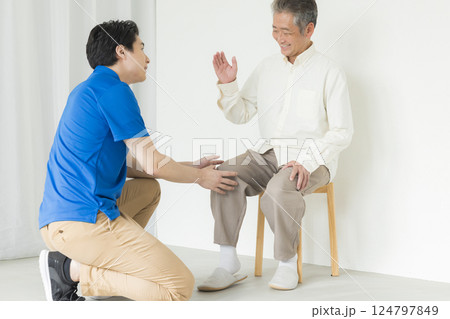 椅子に座るシニア男性 124797849