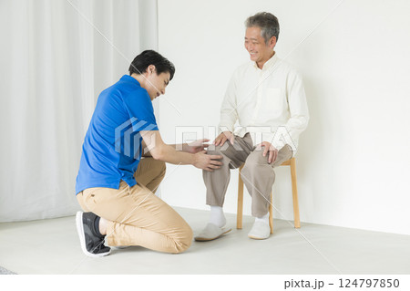 椅子に座るシニア男性 124797850