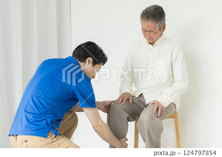 椅子に座るシニア男性 124797854