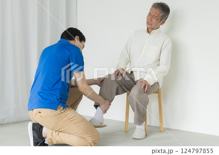 椅子に座るシニア男性 124797855