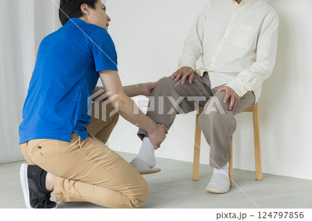 椅子に座るシニア男性 椅子に座るシニア男性 124797856