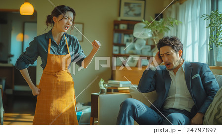 妻にハラスメントされる男性 124797897