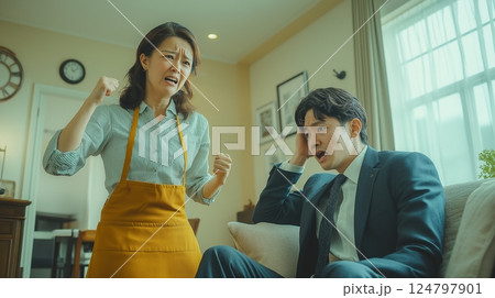 妻にハラスメントされる男性 124797901