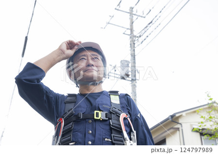 笑顔で立つシニアの作業員 笑顔で立つシニアの作業員 124797989