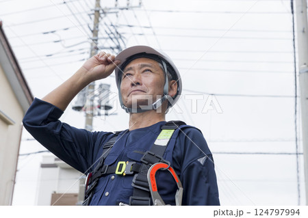 笑顔で立つシニアの作業員 笑顔で立つシニアの作業員 124797994