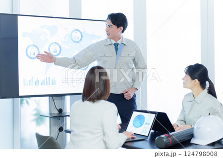 会議室で打ち合わせをする技術者 124798008