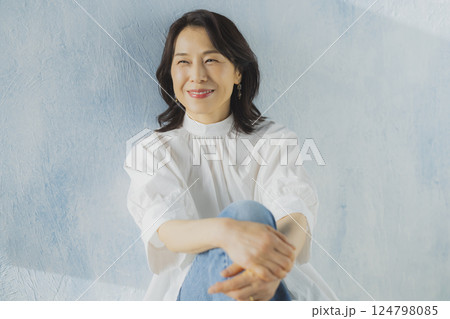 デニムのミドル女性 デニムのミドル女性 124798085