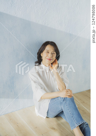 デニムのミドル女性 124798086