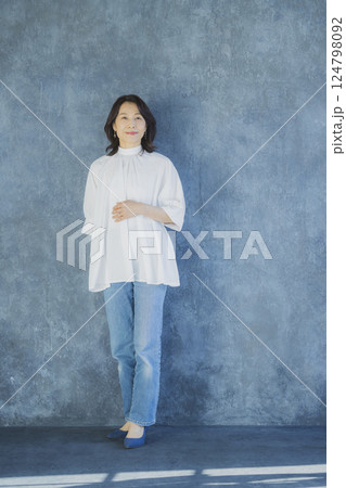 デニムのミドル女性 124798092