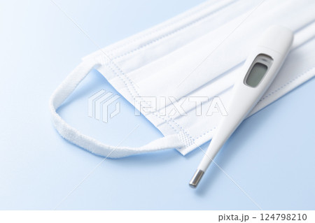 青背景にマスクと体温計 124798210