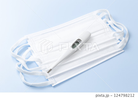 青背景にマスクと体温計 青背景にマスクと体温計 124798212