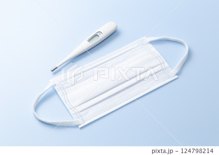 青背景にマスクと体温計 124798214