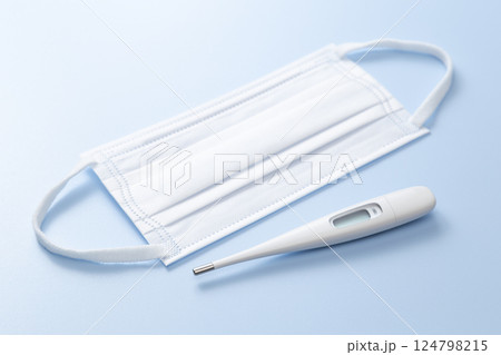 青背景にマスクと体温計 124798215