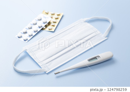 かぜ薬とマスクと体温計 124798259