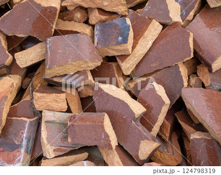 散乱した瓦 124798319
