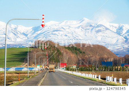 春の北海道美瑛町の矢羽根がある道の風景 124798345