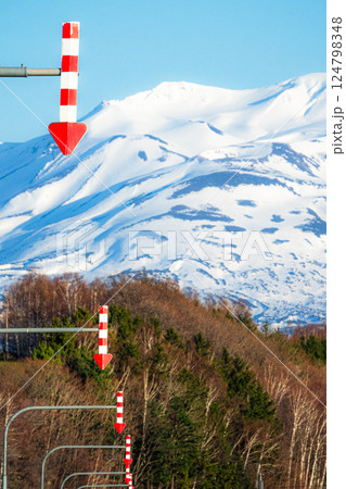 北海道の道路にある矢羽とコピースペース 北海道の道路にある矢羽とコピースペース 124798348