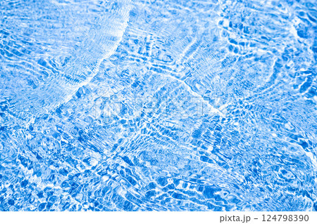 風に揺れる水面の細波 124798390
