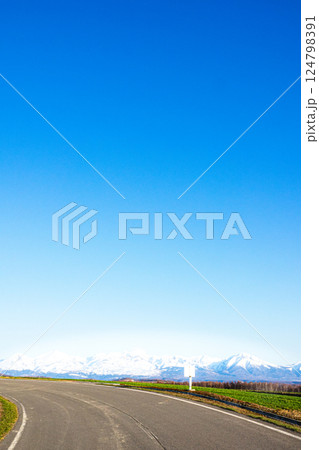 雪解けした春の北海道の田舎道の風景と青空 124798391