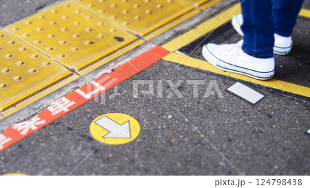 日本の鉄道　黄色い線の内側で列車を待つ 124798438