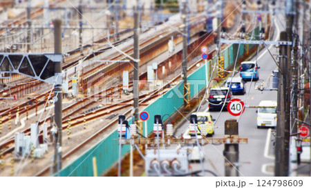 道路と並走している鉄道 道路と並走している鉄道 124798609