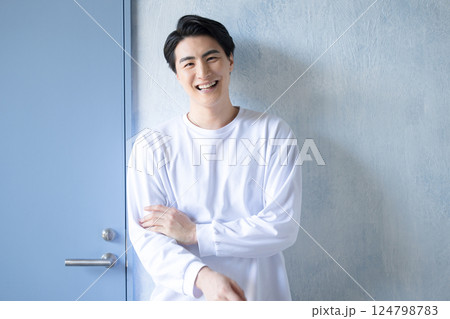 Tシャツを着た爽やかな若い男性 124798783