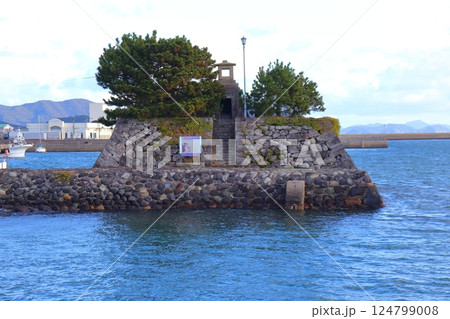 福江港と常夜灯「常灯鼻」（長崎県福江島） 124799008
