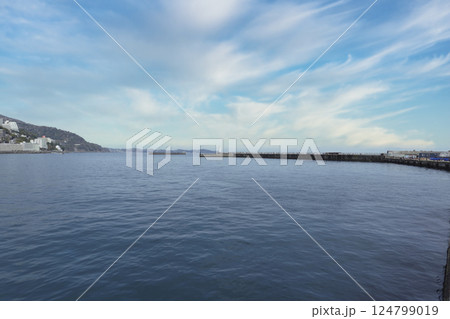 熱海港から見た海 124799019
