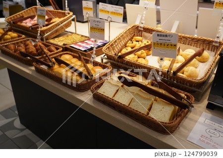 トースト 乾杯 祝杯 124799039