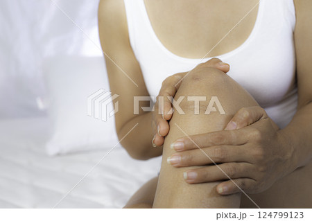 Knee pain Knee pain from arthritis in the elderly makes walking difficult Health problems and medical concepts about inflammatory diseases Knee pain Knee pain from arthritis in the elderly makes walking difficult Health problems and medical concepts about inflammatory diseases 124799123