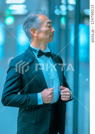 タキシードを着たシニア男性のポートレート タキシードを着たシニア男性のポートレート 124799215
