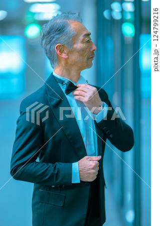 タキシードを着たシニア男性のポートレート タキシードを着たシニア男性のポートレート 124799216