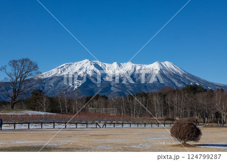 朝日に照らされる冬の御嶽山 124799287