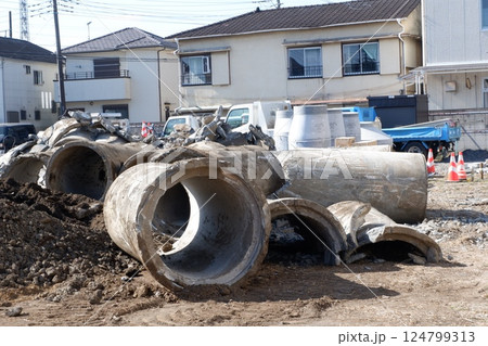 工事現場に置かれた土管 工事現場に置かれた土管 124799313