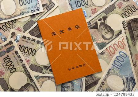 年金手帳と紙幣のイメージ 年金手帳と紙幣のイメージ 124799433