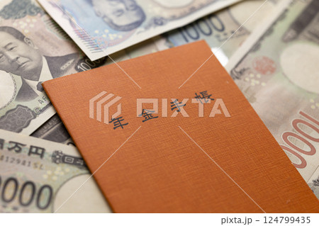 年金手帳と紙幣のイメージ 年金手帳と紙幣のイメージ 124799435
