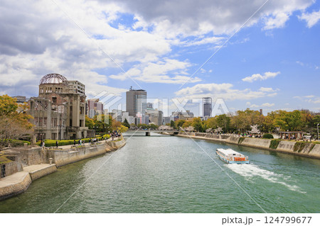 桜満開の平和記念公園　原爆ドーム 124799677