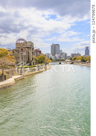 桜満開の平和記念公園　原爆ドーム 124799678