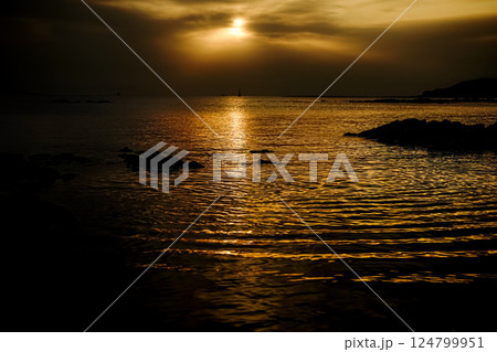 ＜五島の風景＞夜明けの多朗島海水浴場の海 124799951