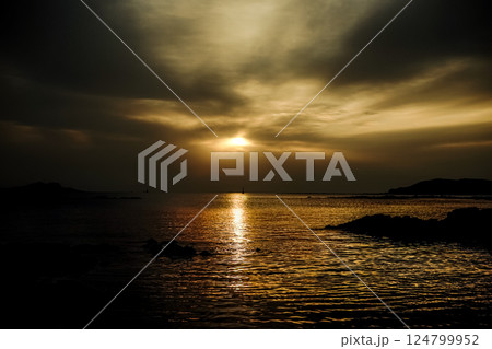 <五島の風景>夜明けの多朗島海水浴場の海 <五島の風景>夜明けの多朗島海水浴場の海 124799952