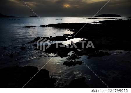 <五島の風景>夜明けの多朗島海水浴場の海 <五島の風景>夜明けの多朗島海水浴場の海 124799953