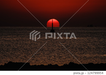 <五島の風景>夜明けの多朗島海水浴場の海 <五島の風景>夜明けの多朗島海水浴場の海 124799954