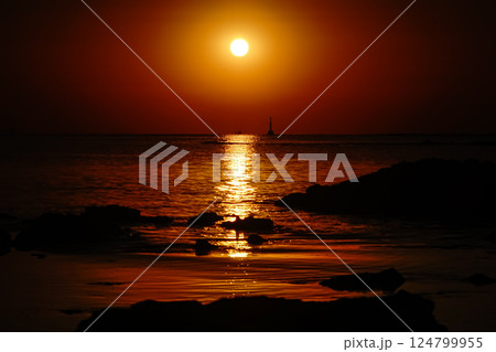 ＜五島の風景＞夜明けの多朗島海水浴場の海 124799955