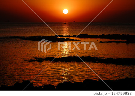 <五島の風景>夜明けの多朗島海水浴場の海 <五島の風景>夜明けの多朗島海水浴場の海 124799958