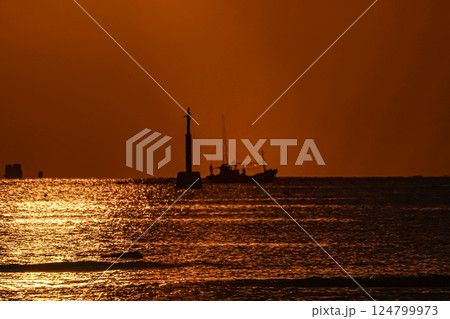 ＜五島の風景＞夜明けの海と漁船 124799973