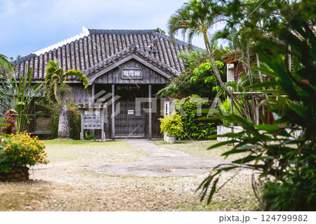 石垣やいま村で出会う沖縄伝統の赤瓦古民家の風景 124799982