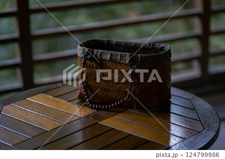 和の風情漂う旅館の客室に置かれた手作りの湯かご 和の風情漂う旅館の客室に置かれた手作りの湯かご 124799986